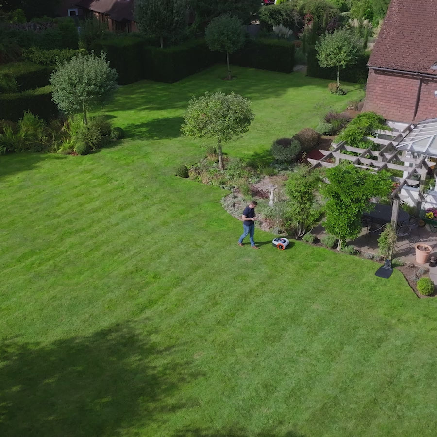 Carica il video: <p>Scopri il posto perfetto per il tuo dock di ricarica e la base dell'antenna con il nostro avanzato localizzatore di antenne. Ricevi raccomandazioni personalizzate per un'installazione ottimale, garantendo un inizio veloce, senza interruzioni e sorprendentemente efficiente nel tuo viaggio di cura del prato con Navimow.</p>