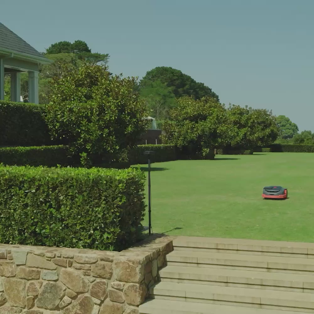 Carica il video: <p>Supporta segnali RTK doppi [3] con un aggiornamento della visuale a tripla frequenza, per una copertura estesa e una stabilità imbattibile in condizioni difficili, rendendolo la soluzione perfetta per giardini anteriori e posteriori.</p>